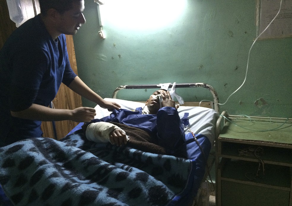 Homem é atendido no Hospital do Canal de Suez em Ismalia, no Egito, neste sábado (25) (Foto: Amr Nabil/ AP)