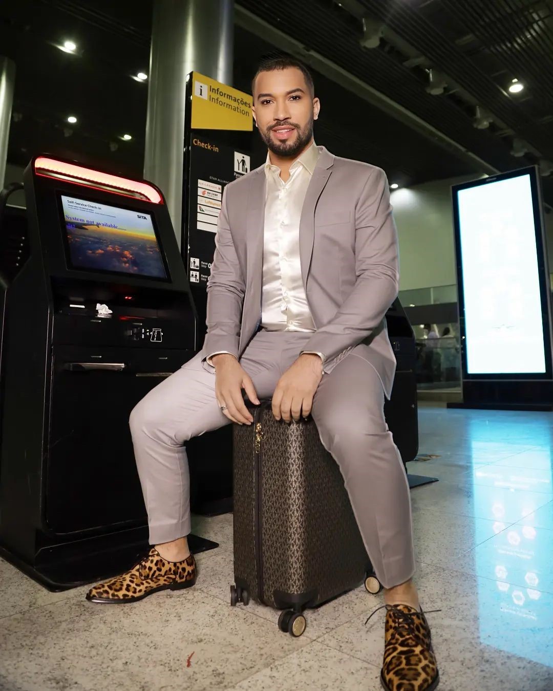 Gil do Vigor posa com look super produzido e sapatos chamam atenção: 'Belíssimos' (Foto: reprodução/instagram)