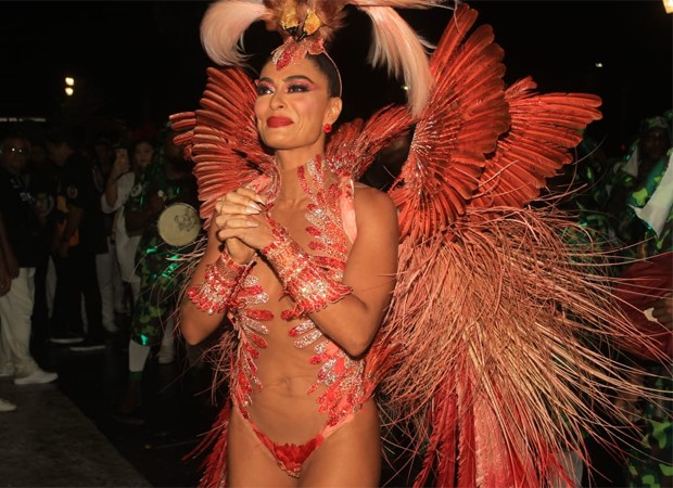 Juliana Paes arrasa em desfile da Grande Rio