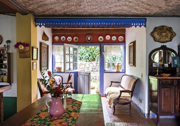 Além das cores em harmonia, a sala traz objetos herdados de família, obras criadas por Beth e flores colhidas no jardim  (Foto: Lufe Gomes / Editora Globo)