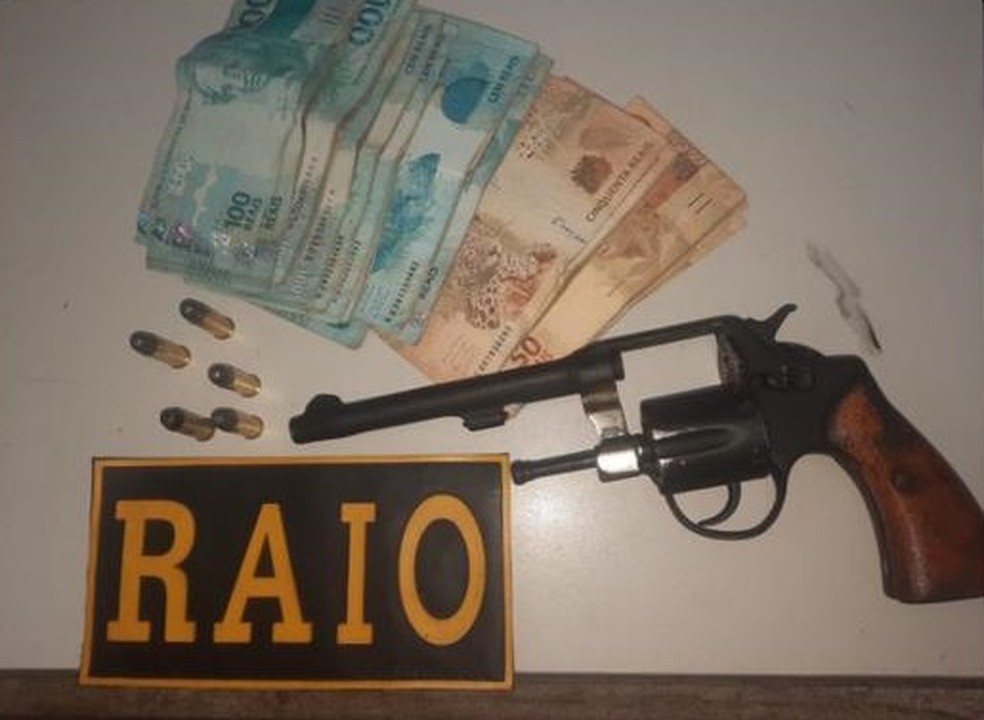 Armas, munições e R$ 10 mil foram apreendidos na casa do suspeito em Juazeiro do Norte — Foto: PMCE