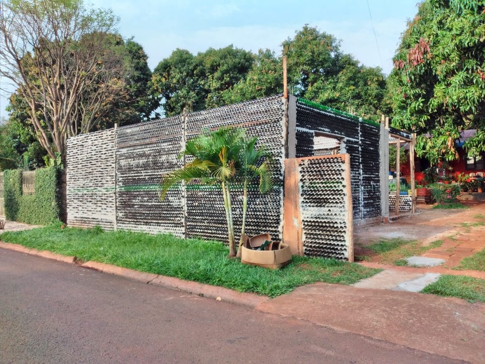 Moradores de Foz do Iguaçu ajudaram na doação de garrafas para a construção da 'Casa de vidro' — Foto: Arquivo pessoal