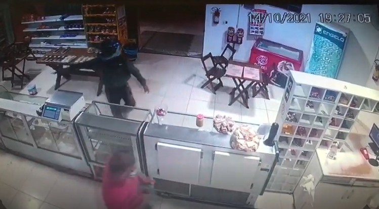 Dono e funcionários são vítimas de assalto à mão armada em padaria de Jaguariúna