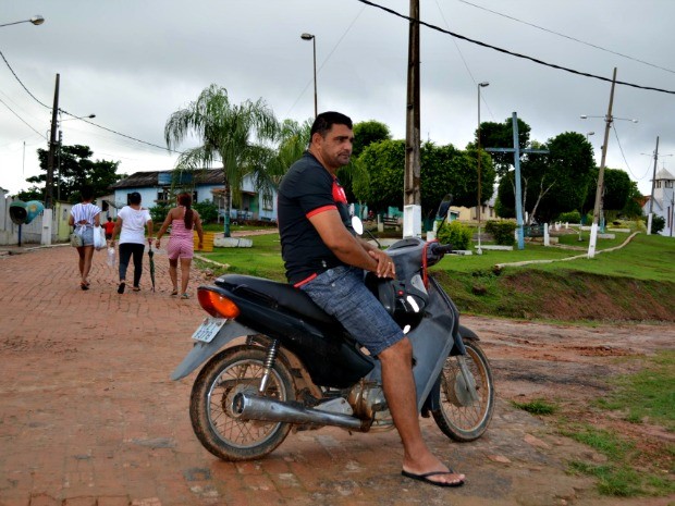  Ivo Dias de Oliveira, morador de Porto Walter usa a motocicleta como meio de tranporte  (Foto: Genival Moura/G1)