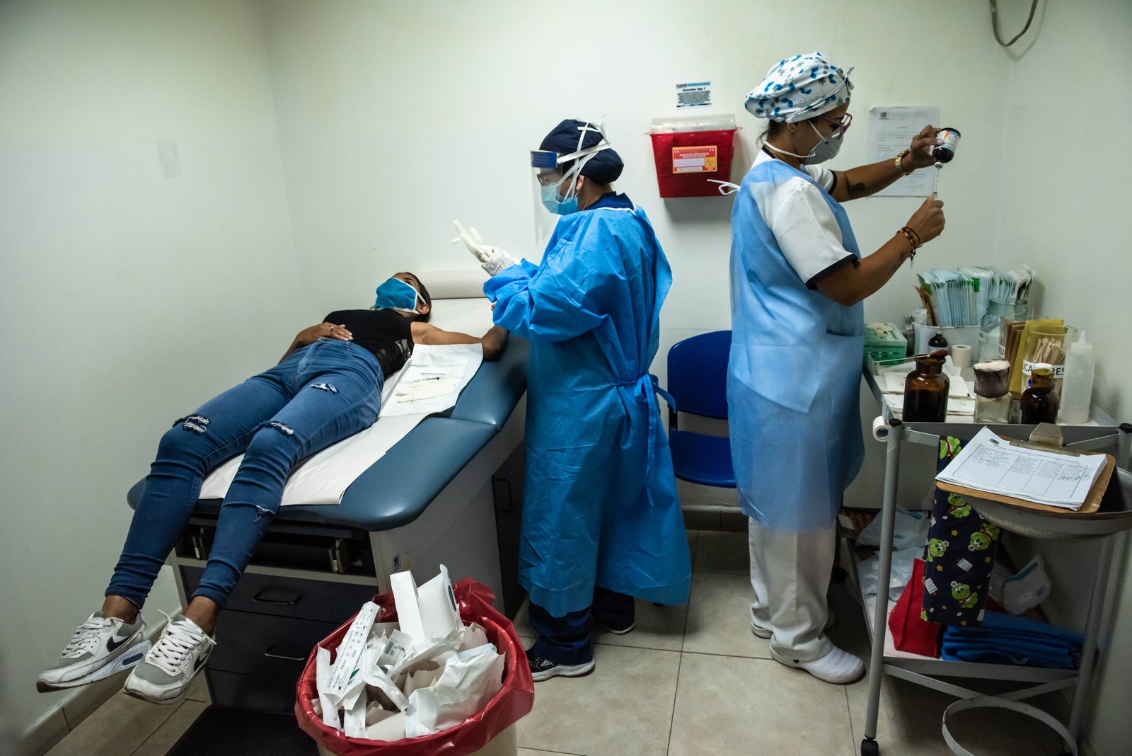 Yuliany Lopez, 21 anos, implanta um DIU em uma clínica de saúde feminina em Caracas (04.12.2020). Contraceptivos não são acessíveis para a maioria das venezuelanas, o que as leva a gravidezes indesejadas em um momento em que mal conseguem alimentar os filhos que já têmNYT