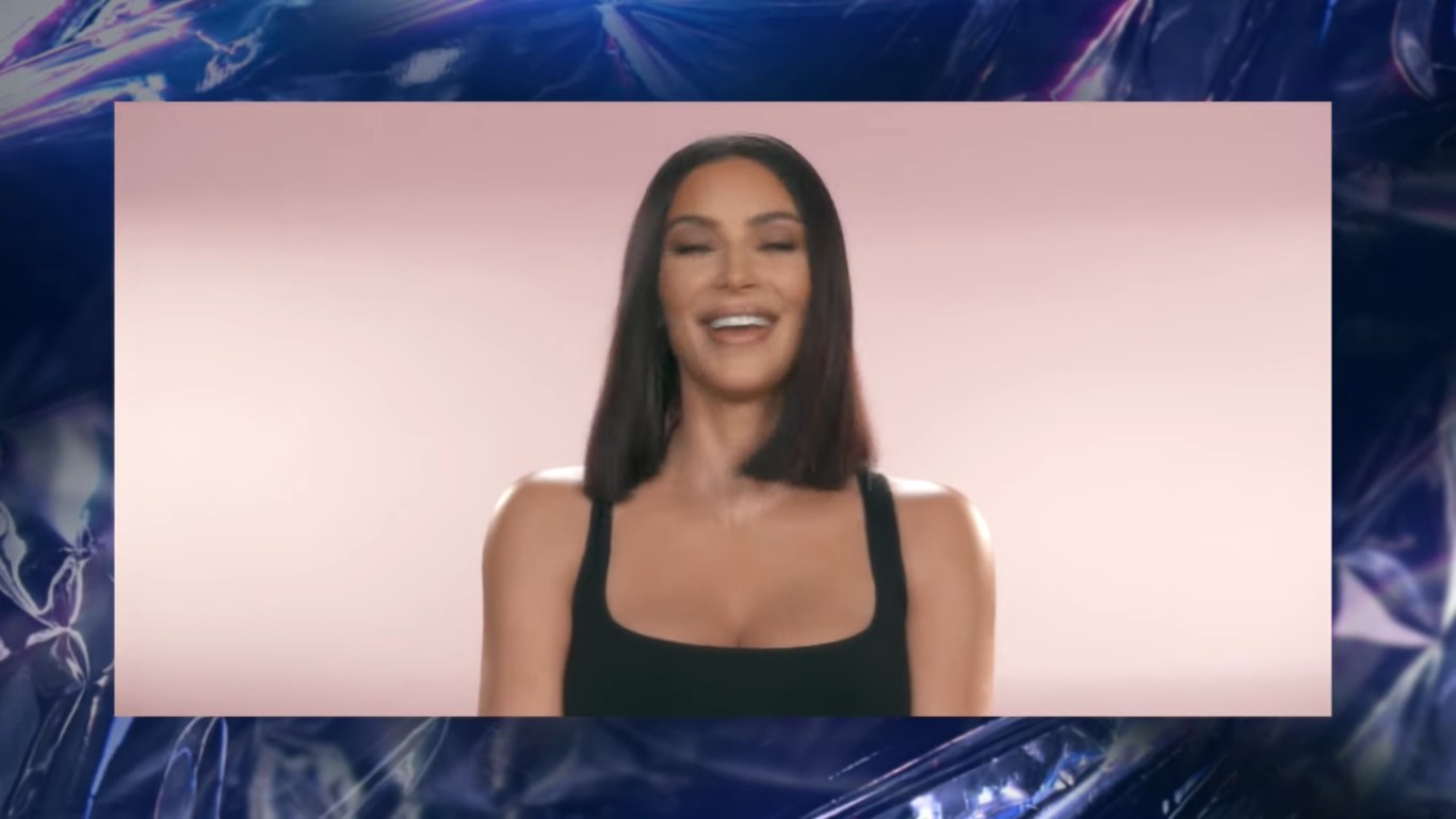 Kim Kardashian no vídeo em homenagem aos 40 anos da irmã Kourtney Kardashian (Foto: Reprodução)