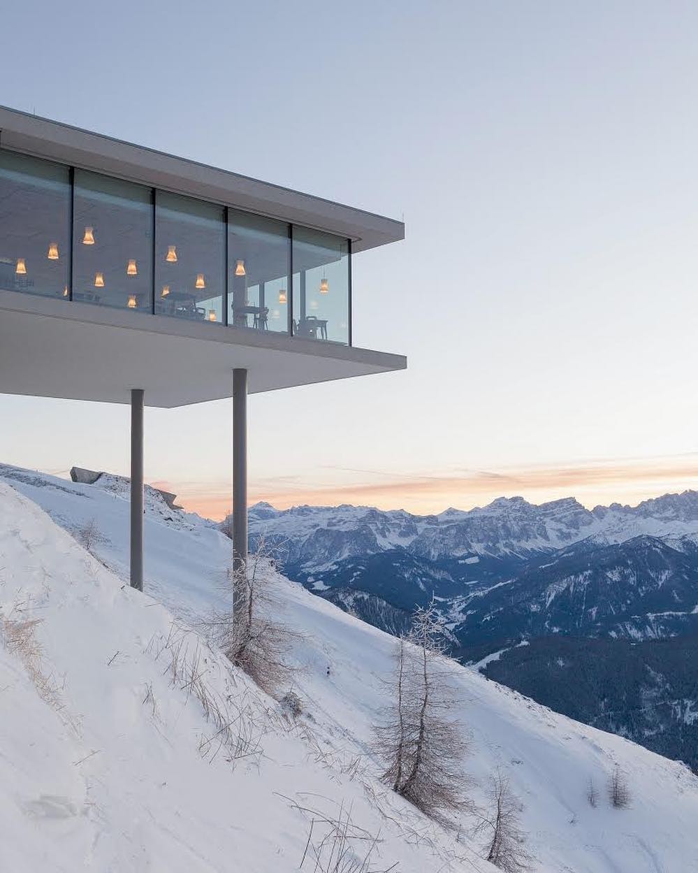 No topo dos alpes italianos, restaurante encanta com vistas arrebatadoras (Foto: Divulgação)