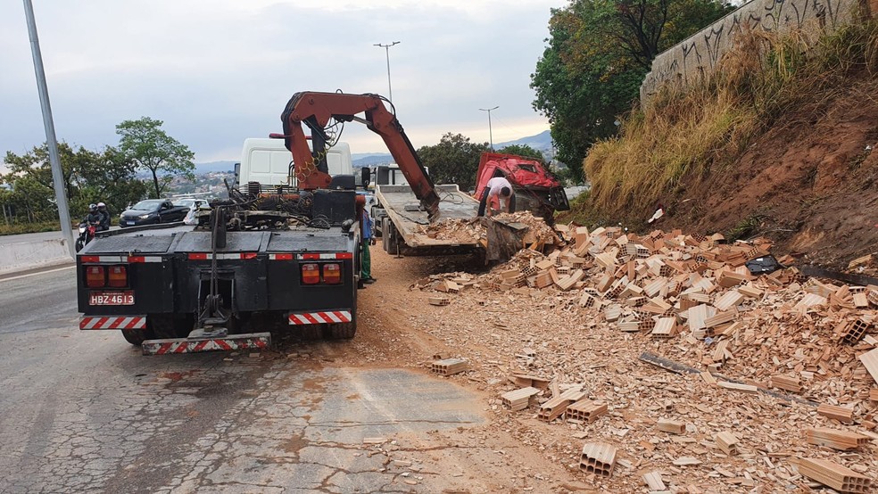 Carga de tijolos ficou espalhada na pista do Anel Rodoviário. — Foto: Camila Falabela / TV Globo