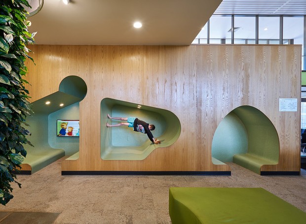 Projeto no hospital Caboolture Super Clinic, na Austrália, criou espaços para as crianças brincarem (Foto: Alex Chomicz. ImageCaboolture GP Super Clinic / Wilson Architects)