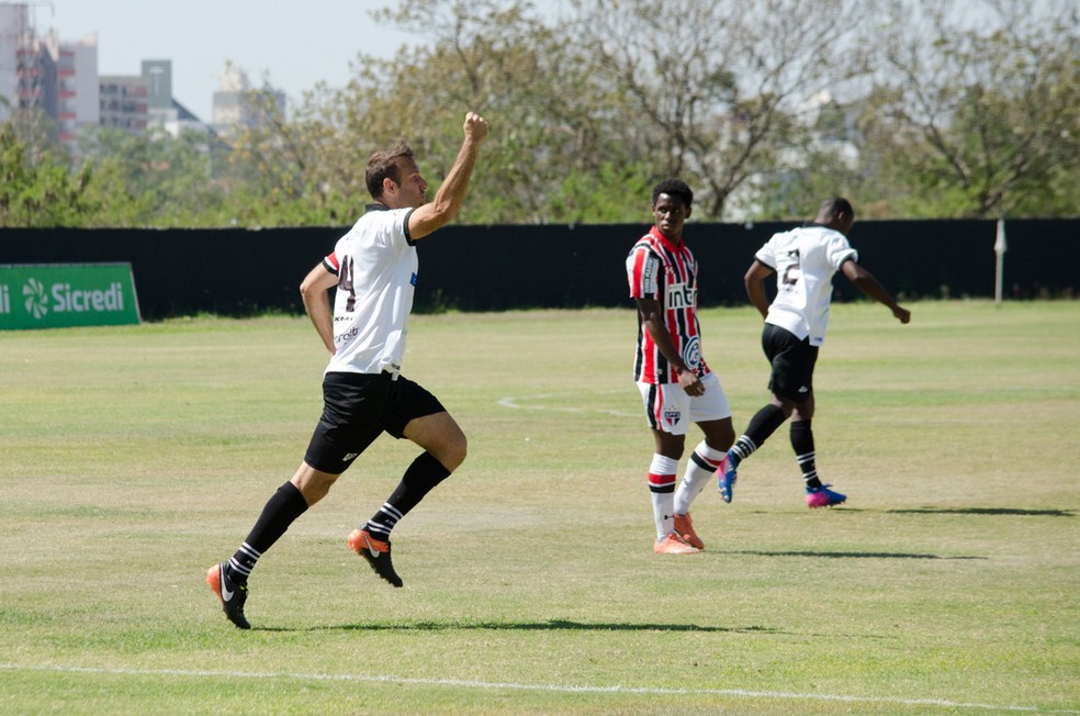Tiago Bernardi comemora gol do Rio Branco (Foto: Sanderson Barbarini / Foco no Esporte)