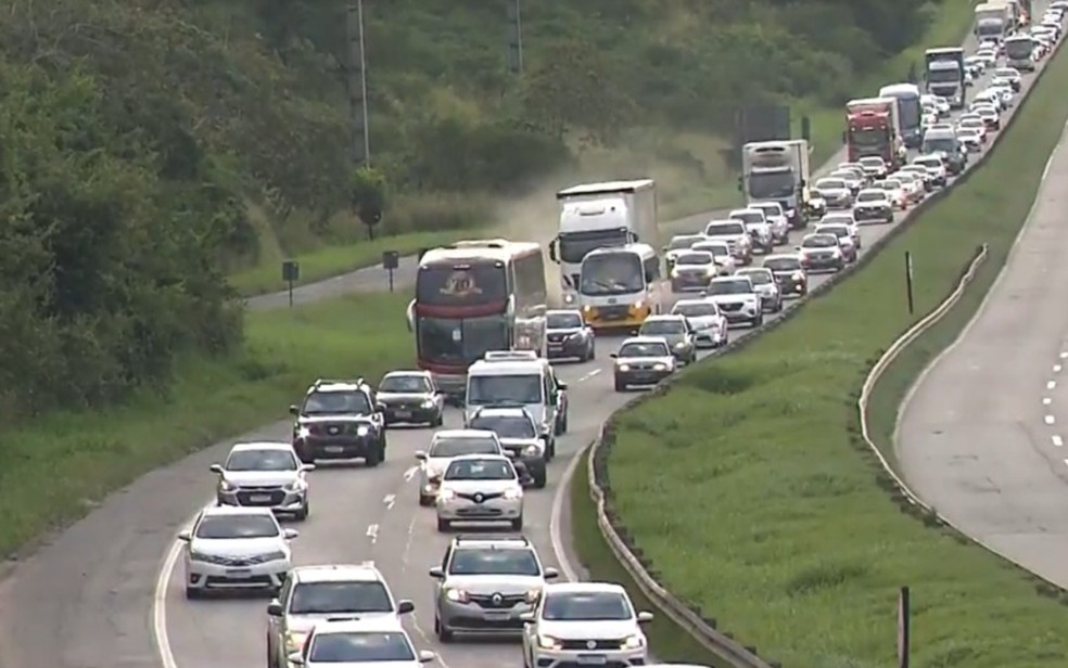 Volta do feriado de São João tem movimento intenso nas estradas e na rodoviária nesta segunda-feira — Foto: Reprodução/TV Bahia