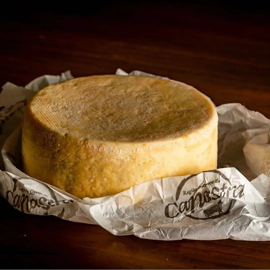 A receita do queijo canastra foi desenvolvida a partir do seu "primo" português, Serra da Estrela, durante a colonização (Foto: Divulgação/TasteAtlas/Leonardo Freire)