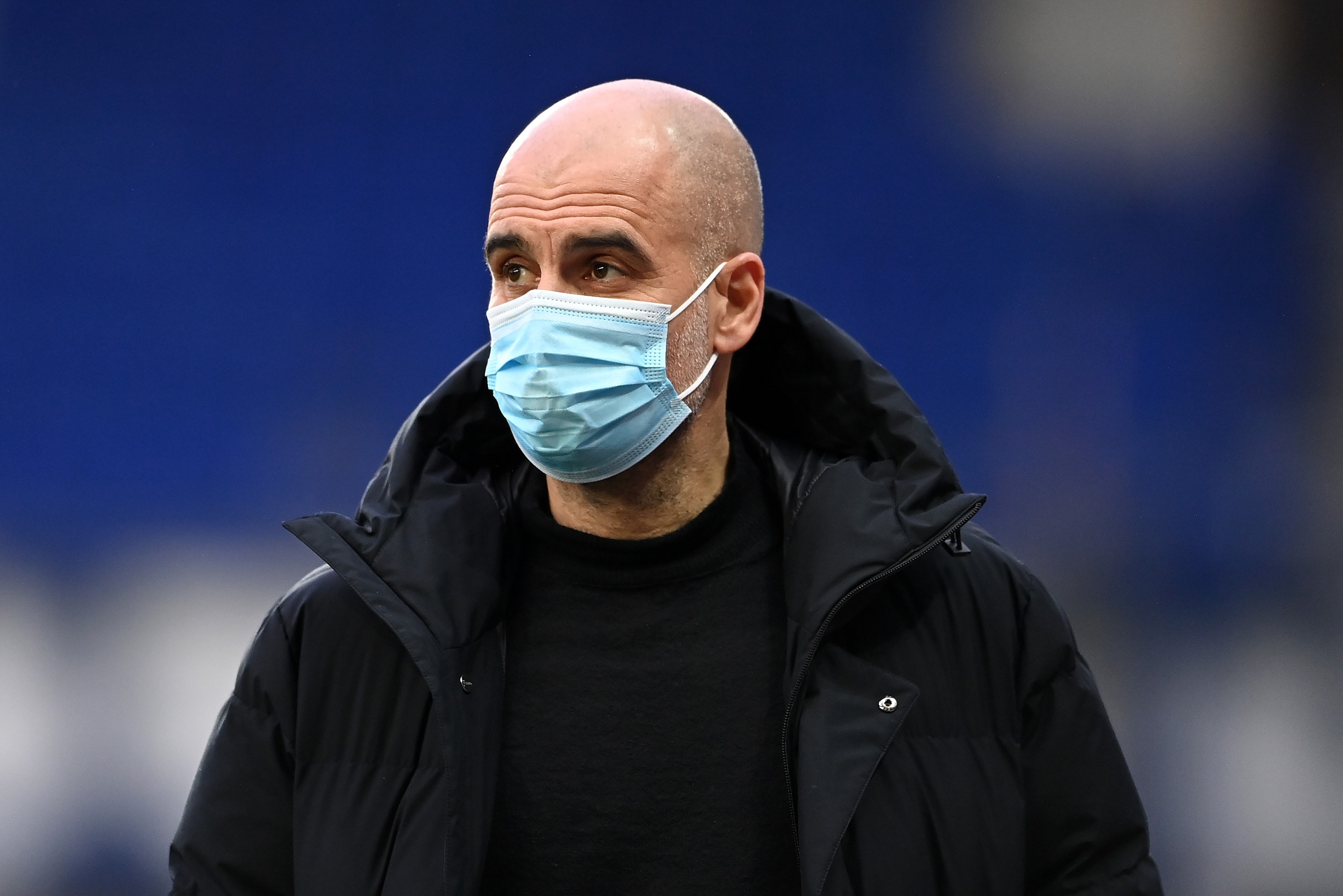 LIVERPOOL, ENGLAND - MARCH 20: Pep Guardiola, Manager of Manchester City is seen wearing a facemask prior to  The Emirates FA Cup Quarter Final match between Everton v Manchester City at Goodison Park on March 20, 2021 in Liverpool, England. Sporting stad (Foto: The FA via Getty Images)