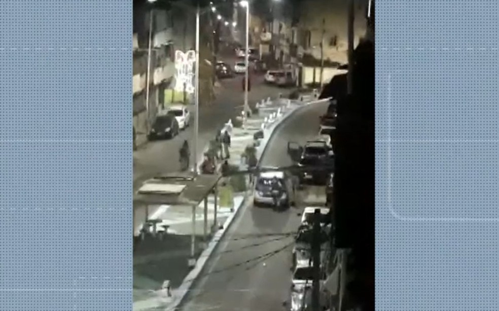 Moradores registraram movimentação dos policiais na ação na Cidade Baixa neste sábado — Foto: Reprodução/TV Bahia