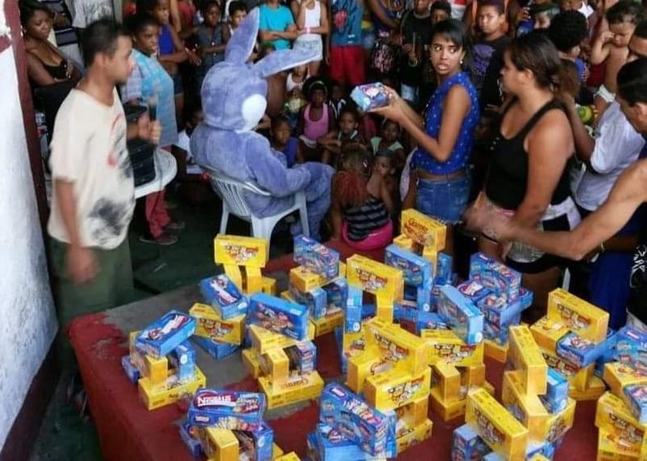 Coletivo Conexão Favela & Arte distribui caixas de bombons para crianças do Viradouro