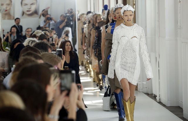 PARIS, FRANCE - JULY 05:  Models walk the runway during the Maison Margiela Haute Couture Fall/Winter 2017-2018 show as part of Haute Couture Paris Fashion Week on July 5, 2017 in Paris, France.  (Photo by Thierry Chesnot/Getty Images) (Foto: Getty Images)
