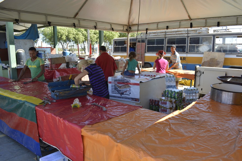 Comerciantes realizam preparativos para a Expoari 2017 (Foto: Di&ecirc;go Holanda/G1)