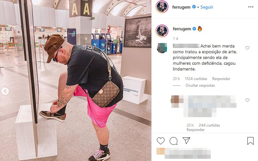 Cantor postou foto apoiando pé em uma das obras da exposição  — Foto: Reprodução/Instagram