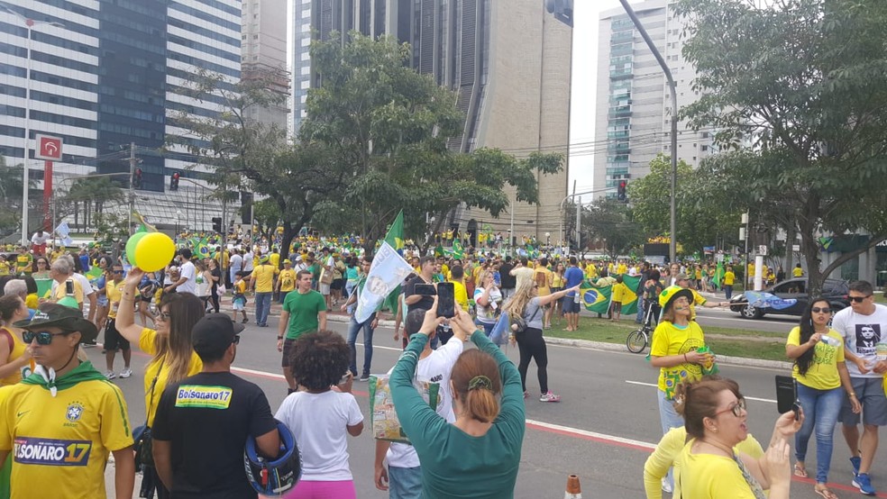 Manifestantes na Pra&ccedil;a do Papa, em Vit&oacute;ria (ES). &mdash; Foto: Rafael Silva/ Rede Gazeta