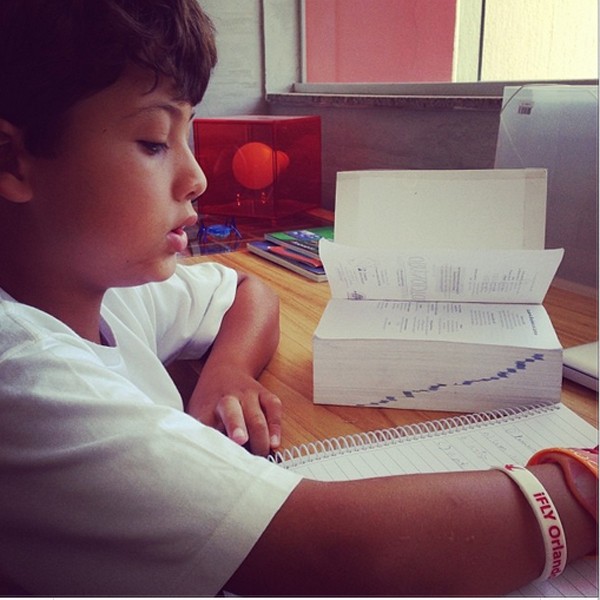 Miguel, 9, fazendo lição de casa (Foto: Reprodução/Instagram)