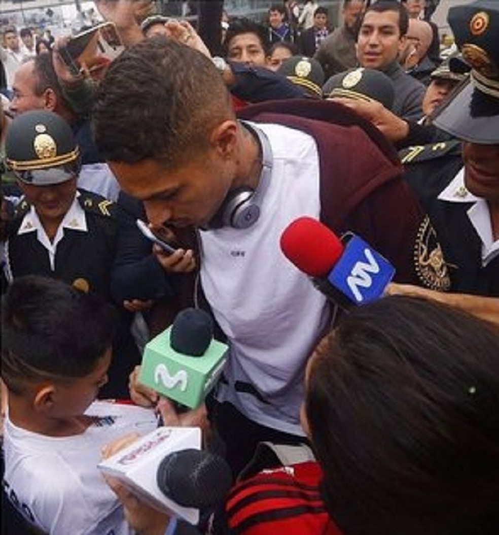 Guerrero na chegada a Lima (Foto: Reprodução / Diário Correo)