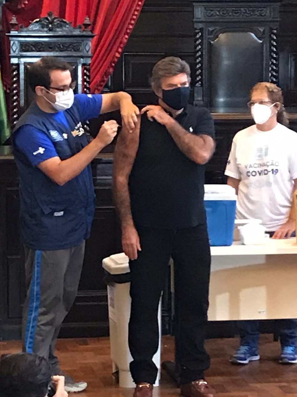 Ministro Luiz Fux, presidente do STF, é vacinado contra a Covid no Rio — Foto: Fernanda Graell / TV Globo