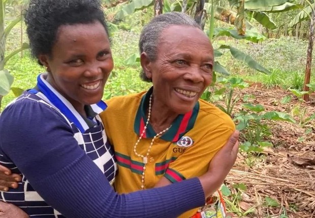A nora Yankurije e Bernadette são próximas - e as famílias estão unidas (Foto: BBC)