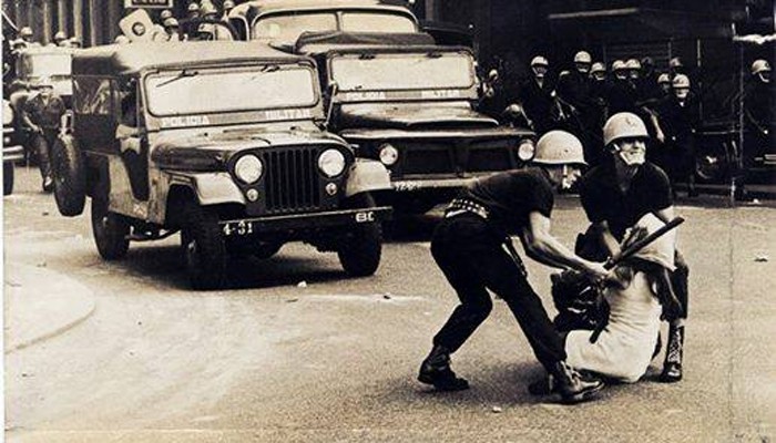 Vanja Orico sendo levada pelos militares no Rio de Janeiro, em 1968 (Foto: Gervásio Batista/Arquivo Público de São Paulo)