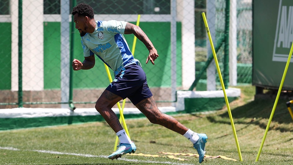 Jailson treina em campo e fica mais perto de retorno ao Palmeiras