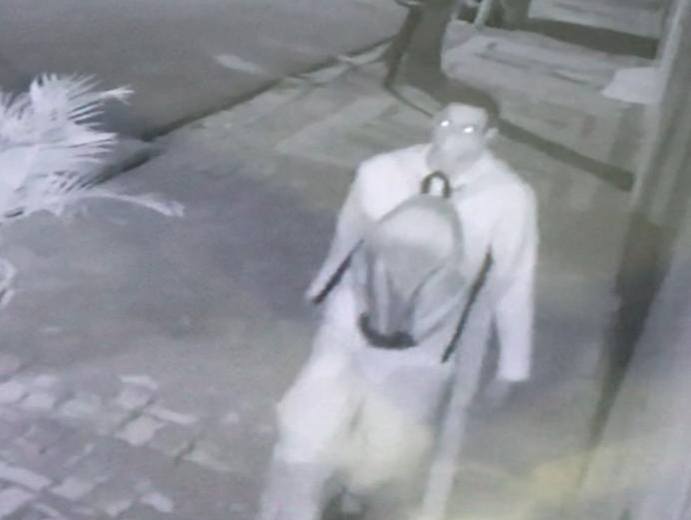 Ação de criminoso em um dos furtos foi flagrado por câmera de segurança — Foto: Reprodução