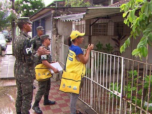 Agentes de saúde e Exército nem sempre são aceitos pelos moradores (Foto: Reprodução/TV Globo)