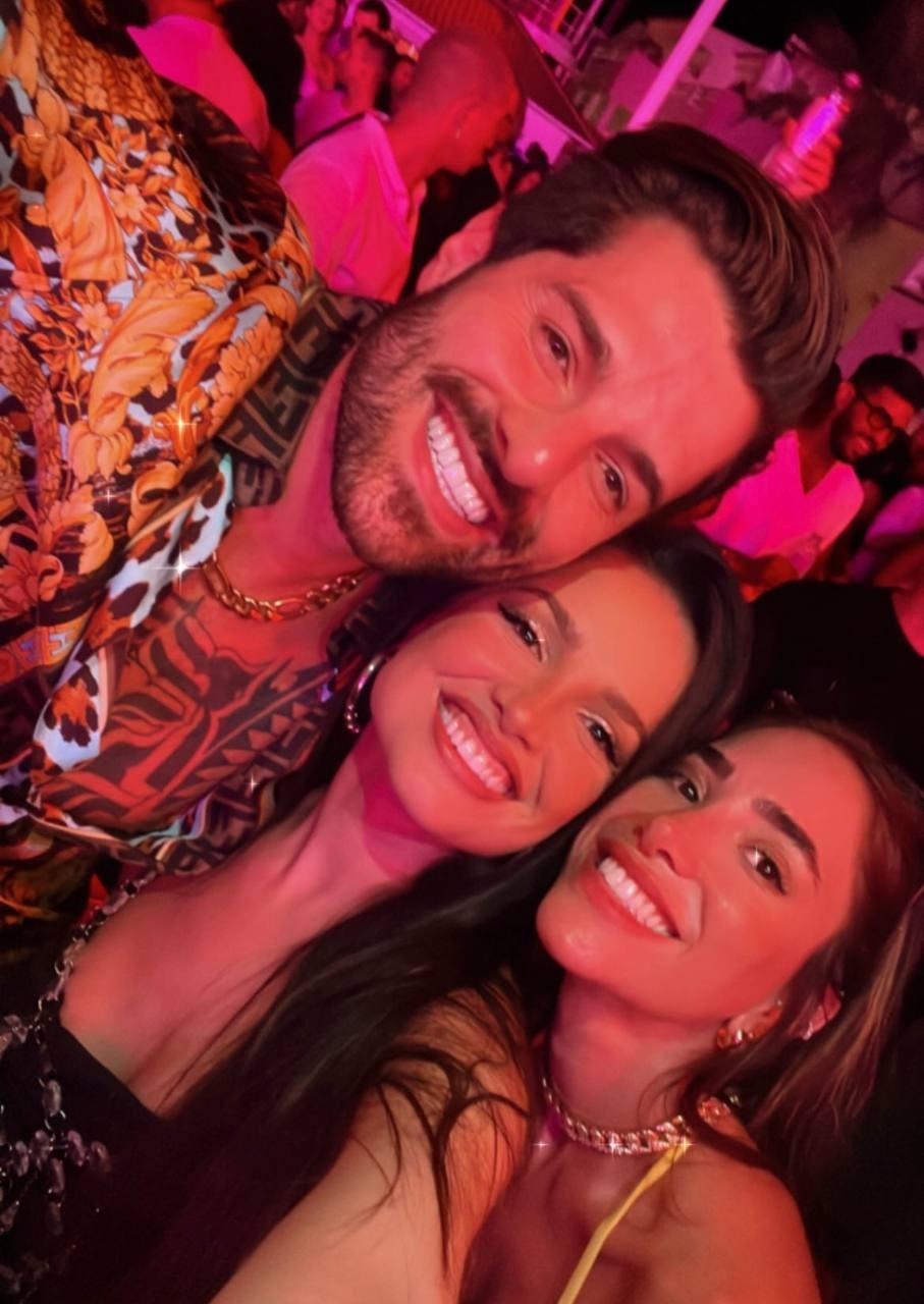 Juliette curte festa com Alok e Romana Novais em Ibiza e posa com casal (Foto: Reprodução / Instagram)