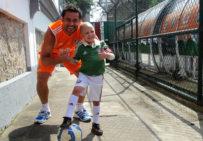 Pedro posou para foto após bater uma bolinha com Fred (Foto: Divulgação/Fluminense) Pedro posou para foto após bater uma bolinha com Fred (Foto: Divulgação/Fluminense)