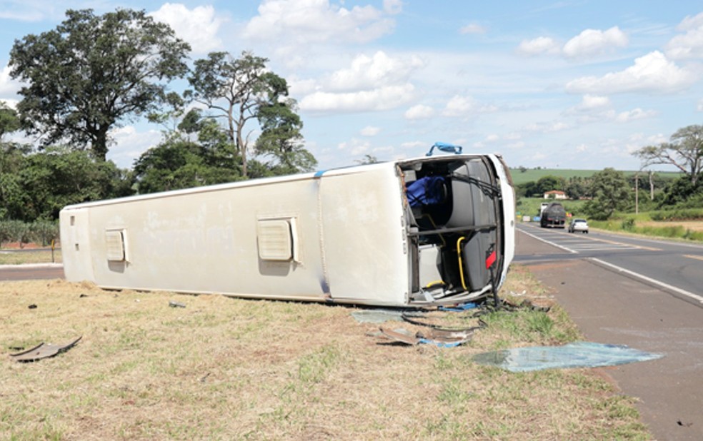Motorista de guincho morre após batida frontal com ônibus em rodovia de Ibitinga — Foto: Gleison Landim/Portal Ternura/Divulgação
