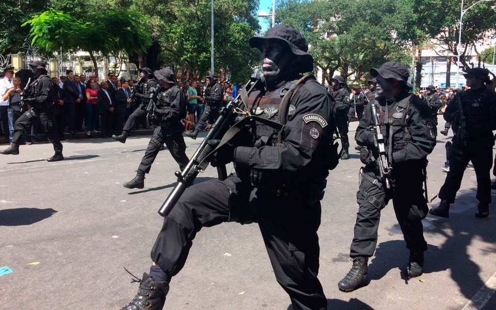 Desfile atrai enorme público ao centro de Salvador (Foto: Henrique Mendes/G1)