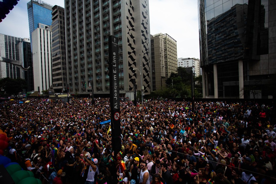 Público lota a Avenida Paulista durante a  26ª edição da Parada do Orgulho LGBT+, em São Paulo