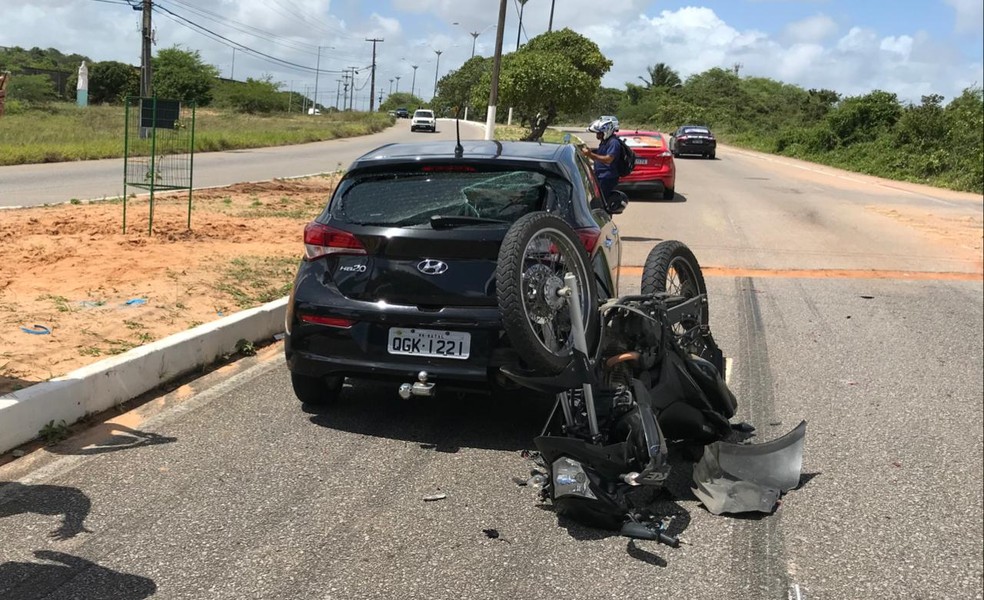 Moto fica de cabeça para baixo após engavetamento na zona Sul de Natal — Foto: Ayrton Freire/Inter TV Cabugi