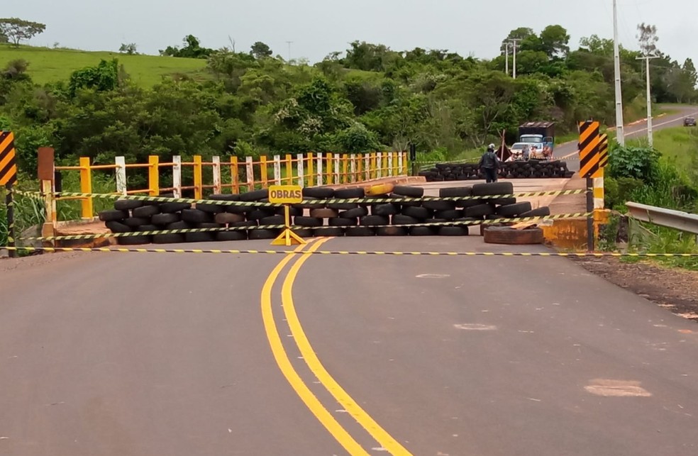 Ponte da Estrada Aymoré foi fechada em Presidente Venceslau — Foto: Prefeitura de Presidente Venceslau