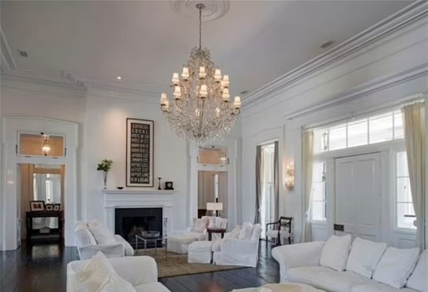 A sala da mansão de Ben Affleck tem decoração clássica e essencialmente branca com toques luxuosos (Foto: Engels & Vöelkers / Reprodução)
