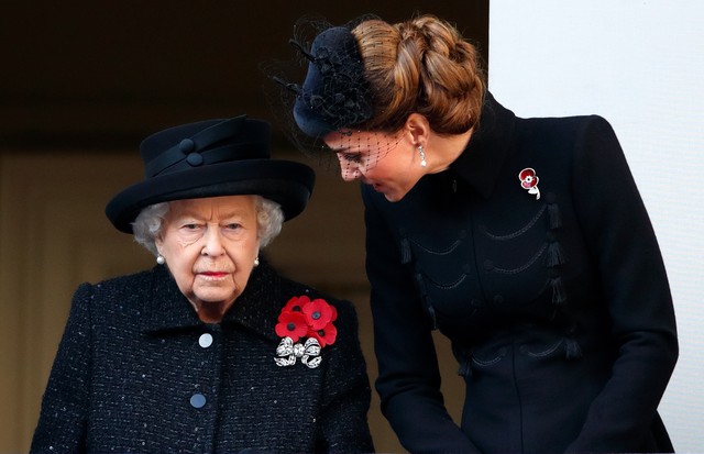 LONDON, UNITED KINGDOM - NOVEMBER 10: (EMBARGOED FOR PUBLICATION IN UK NEWSPAPERS UNTIL 24 HOURS AFTER CREATE DATE AND TIME) Queen Elizabeth II and Catherine, Duchess of Cambridge attend the annual Remembrance Sunday service at The Cenotaph on November 10 (Foto: Getty Images)