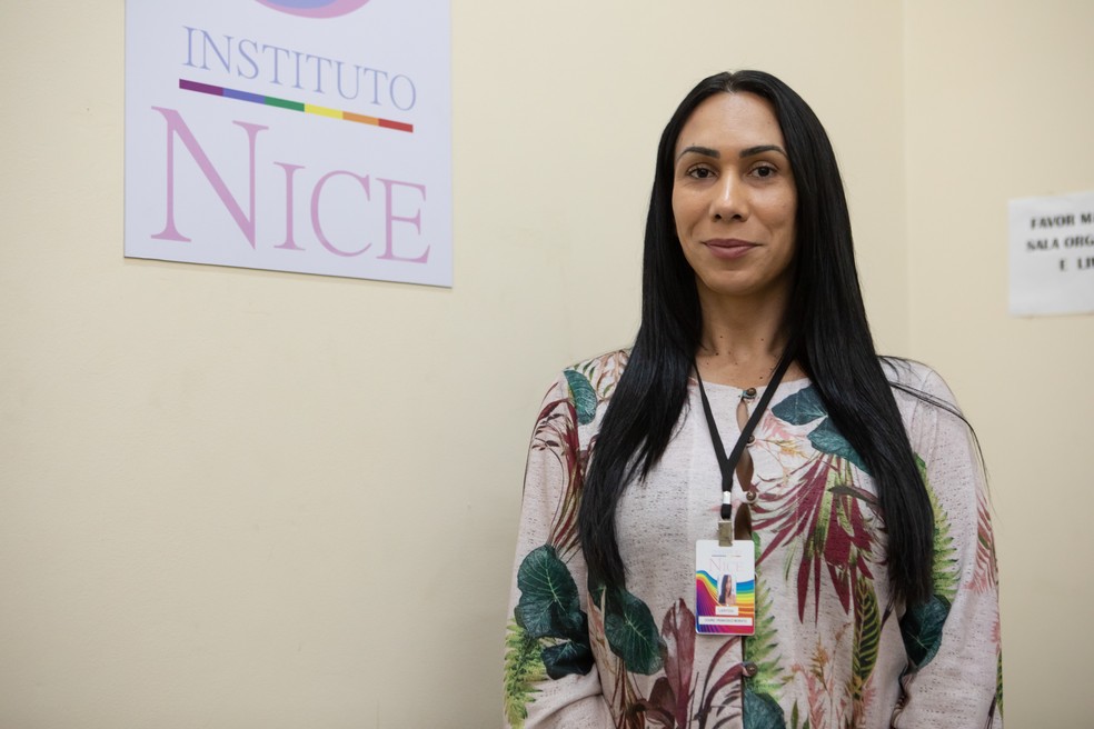 Larissa Raniel, de 34 anos, é uma das coordenadoras da ONG de Francisco Morato voltada a acolher trans no estado de São Paulo — Foto: Celso Tavares/G1