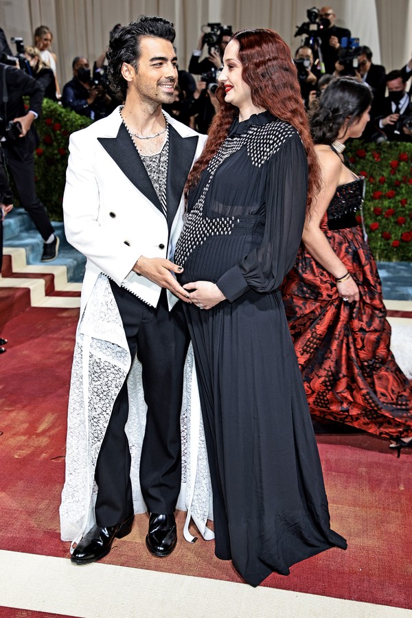 Grávida, Sophie Turner rouba a cena ao Met Gala ao lado de Joe Jonas -  Vogue | moda