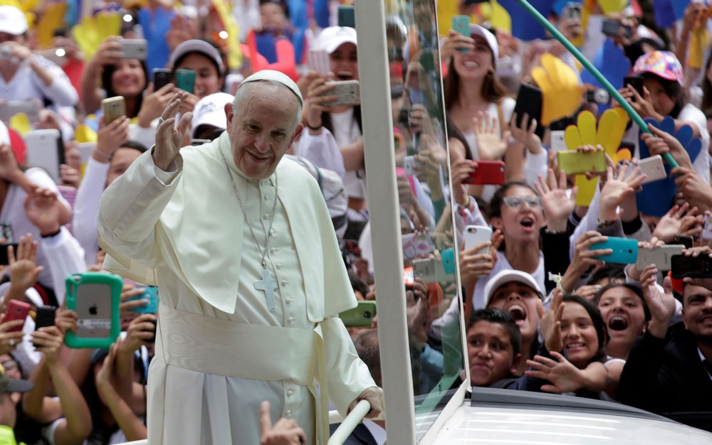 O Papa Francisco acena para fiéis ao desfilar no papamóvel pela praça Bolivar, em Bogotá, na Colômbia, na quinta-feira (7) (Foto: Reuters/Federico Rios)
