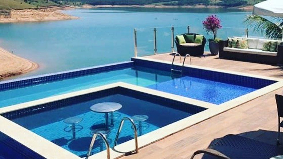 Casa funciona como resort e tem piscina com vista para o Lago de Furnas (Foto: ReproduÃ§Ã£o/Facebook)