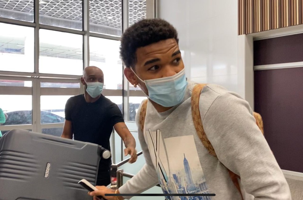 Bruno Viana, zagueiro que será emprestado ao Flamengo, chega ao Rio de Janeiro — Foto: Cahê Mota / ge