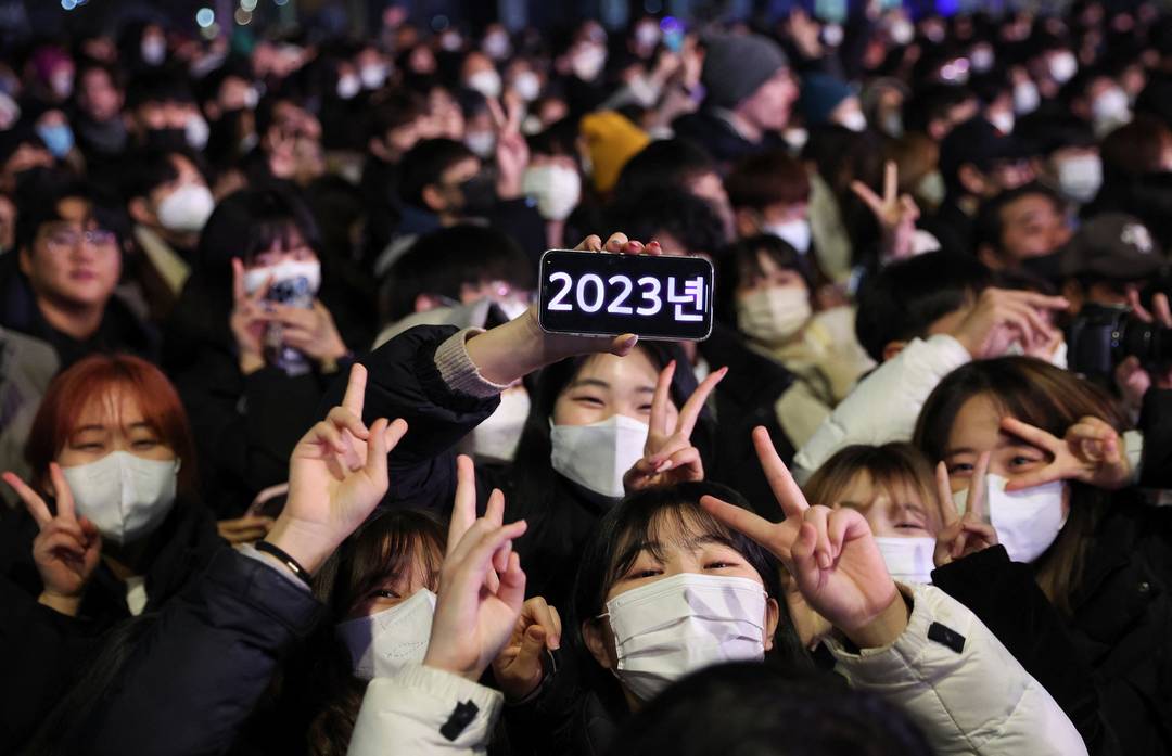 Multido aguarda a chegada da meia noite em Seul, Coreia do Sul