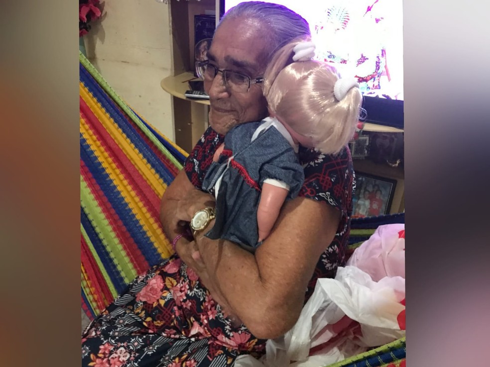 Maria do Socorro abraçada a primeira boneca que ela ganhou do neto aos 78 anos. — Foto: Arquivo pessoal