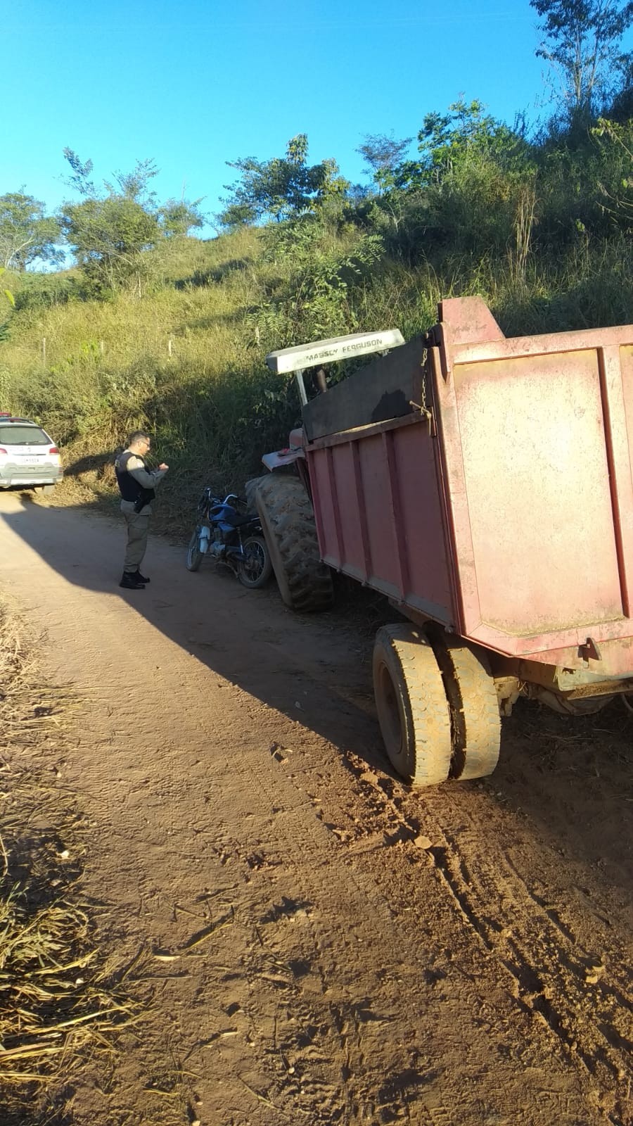 Criança de três anos morre em acidente entre moto e trator na zona rural de São João Evangelista
