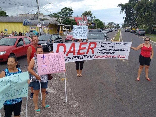 Protesto ocorre no km 12 da rodovia, em Xangri-Lá (Foto: Everson Michel/Arquivo Pessoal)