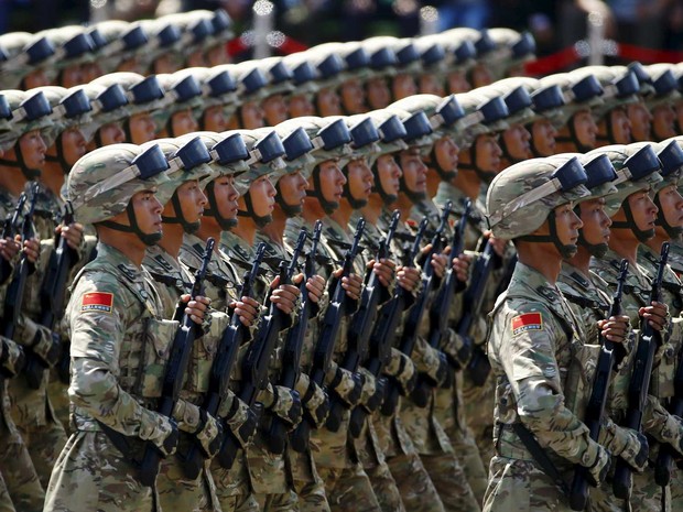 Soldados do Exército Popular da China (Foto: Damir Sagolj / Reuters)